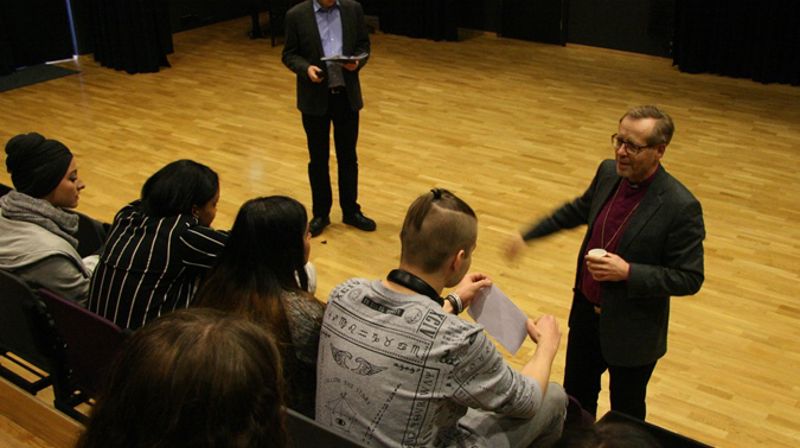 Biskopen møtte 10. klasse på Ny-Krohnborg skole i forbindelse med visitasen. Foto: Tor Kristiansen.