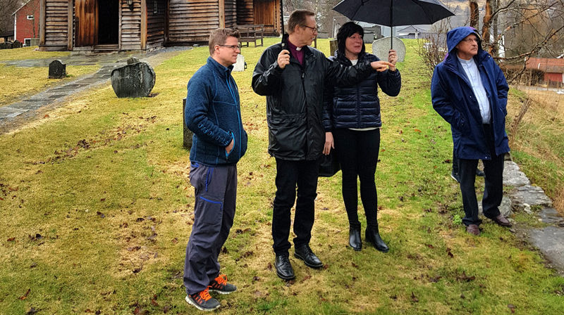 Synfaring ved Kaupanger stavkyrkje der kyrkjelyden ønskjer eit nytt kyrkjelydshus. På biletet ser vi f.v. sokneprest i Leikanger Vegard Bondevik Lie, biskopen, kyrkjeverje Jorunn Merete Haukås-Eide og fungerande prost Jermod Hausberg. Foto: Tore Skjæveland