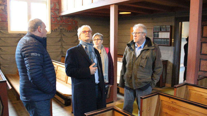 Oddbjørn Sørmoen (nr. to f.v.) heldt føredrag om dei mange verdiane kyrkjebygga representerer. Her på synfaring i Stødle kyrkje saman med konferansedeltakarar.