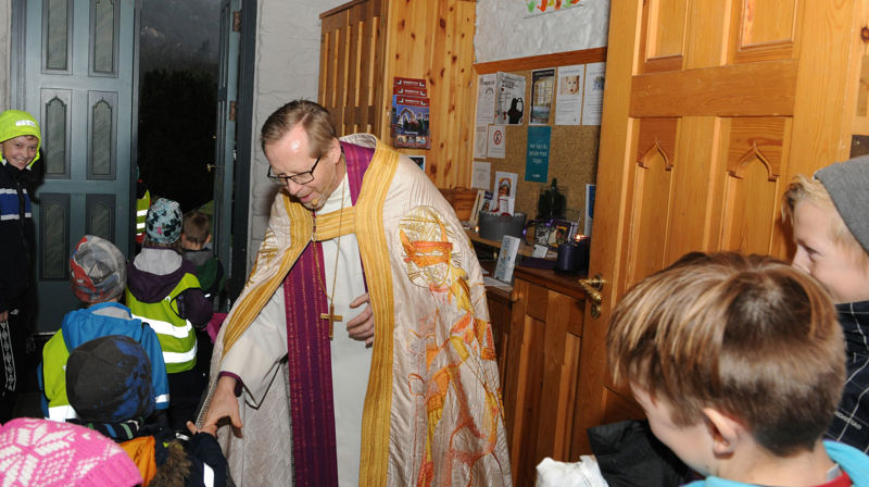 Biskopen har vore på visitas i Arna. Her frå ei skulegudsteneste. Foto: Jon Tesdal.