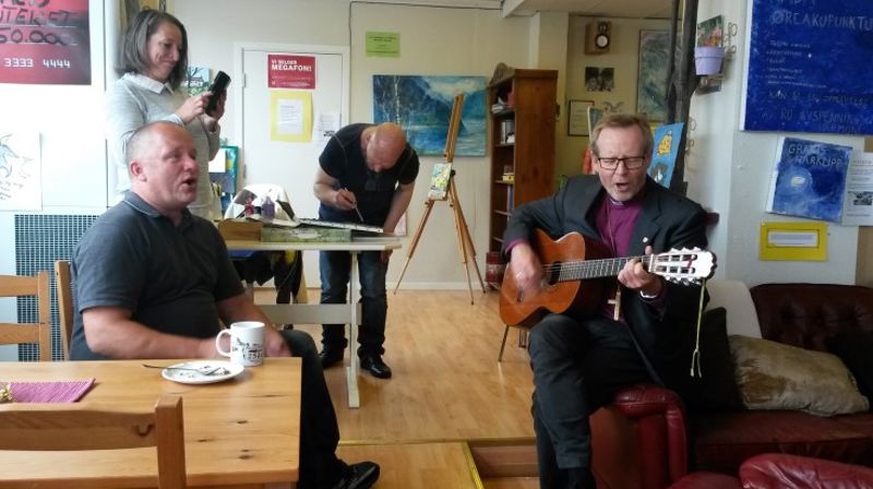 Under visitasen i Laksevøg besøkte biskopen Sammen-senteret som er eit lågterskeltilbod for rusavhengige, drive av IOGT. Laksevåg menighet er ein av samarbeidsparnarane i senteret.