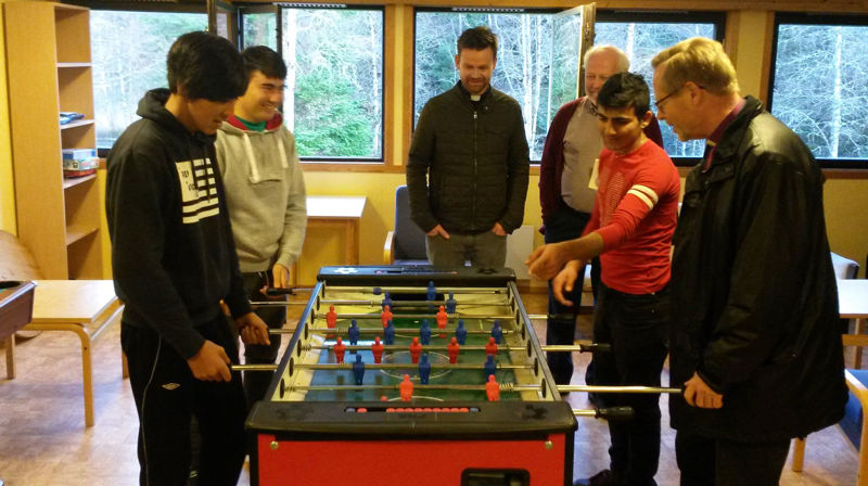 Biskopen på besøk på flyktningemottak for mindreårige gutar. Foto Tore Skjæveland