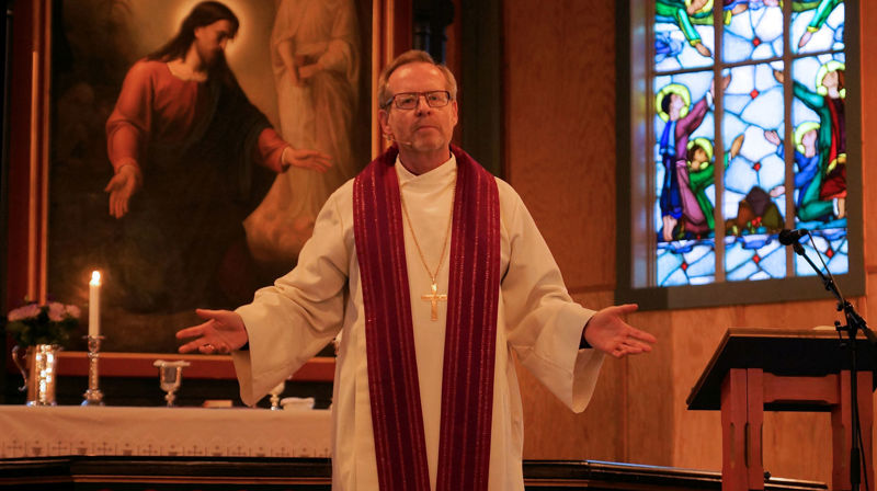 Biskop Halvor Nordhaug ved visitasgudstenesta i Gulen kyrkje. Foto: Rune Garmann