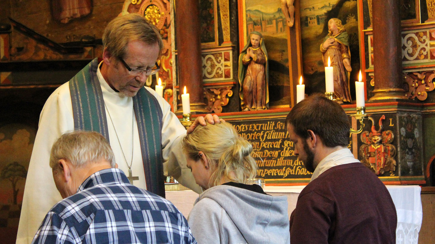 Biskopen har tilsyn og gjennom bispedømmerådet også arbeidsgiveransvar for prestene. Slik bør det fortsette, mener biskopen og stifsdirektøren.  Bildet viser biskopen som ber for prestestudenter.