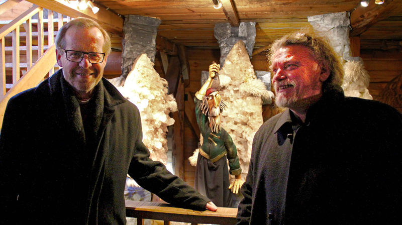 Biskop Halvor Nordhaug og Aad Peters. I bakgrunnen Abraham. Foto:Noas ark