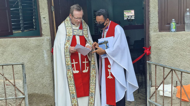 Biskopene Nordhaug og Laborde med siste forberedelser før innvielsesgudstjenesten i Dajao-kirka. Foto: Jan Ove Fjelltveit