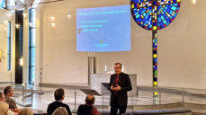 Halvor Nordhaug avslutta i 2022 si teneste som biskop i Bjørgvin. Biletet frå prostibesøk i Foldnes kyrkje, Vesthordland prosti, pregar også framsida av årsrapporten. Foto: Tore Skjæveland.