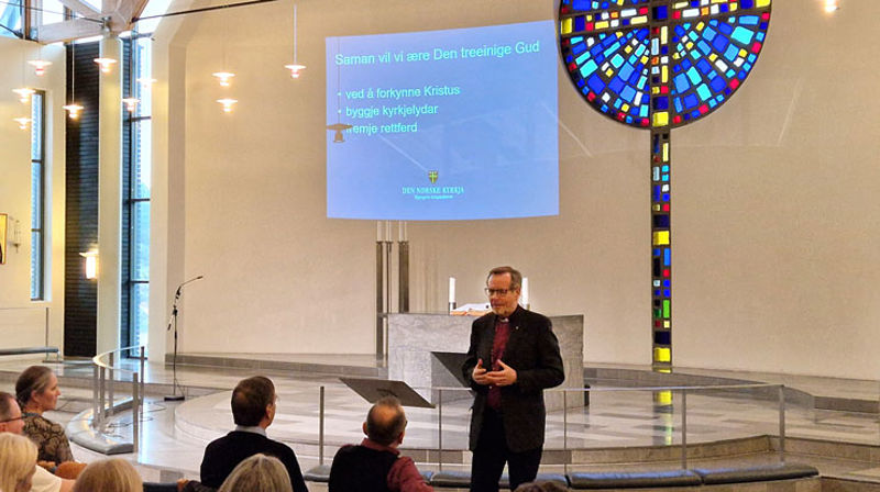 Halvor Nordhaug avslutta i 2022 si teneste som biskop i Bjørgvin. Biletet frå prostibesøk i Foldnes kyrkje, Vesthordland prosti, pregar også framsida av årsrapporten. Foto: Tore Skjæveland.