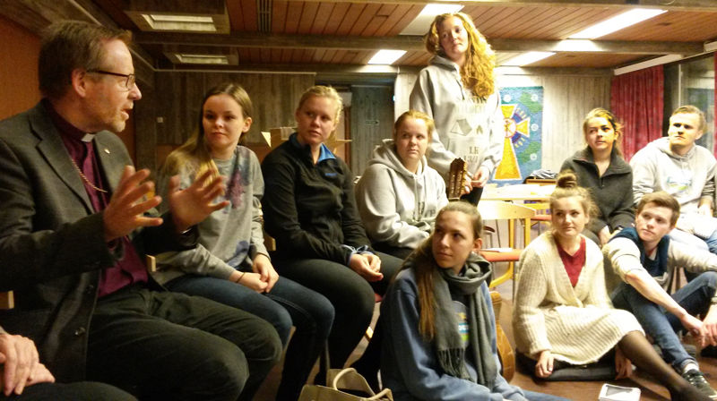 Biskopen møtte ungdomar frå eit stort og aktivt ungdomsarbeid då han var på visita i Slettebakken. Foto: Tore Skjæveland