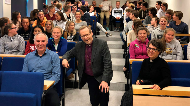 Besøk på Stend vidaregåande skule med bl.a. spørjetime var ein del av programmet under visitasen. Her er biskopen mellom rektor Magnus Vaktskjold og prosten i Fana, Kristin Sævik Litlere, med 3. klasselevar i ryggen. Foto: Reidun Mangersnes Moe