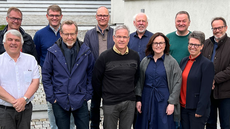 Biskopen i Bjørgvin og prostane samla til prostemøte i Bergen mai 2022. Øverst f.v. Jan Tommy Fosse, Leif Endre Grutle, Gudmund Waaler, Svein Arne Theodorsen, Knut Magne Nesse, Helge Taranrød. Framme: Geir Paulsen, biskop Halvor Nordhaug, Arild Hellesøy, Mari Saltkjel og Kristin Sævik Litlere. Anne Mathilde Klare var ikkje til stades då biletet vart teke.