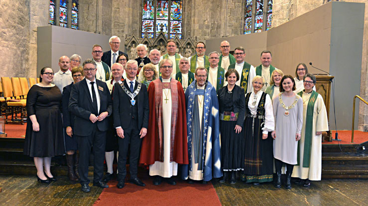 Biskop Halvor Nordhaug var omgitt av mykje varme og mange gode ord då han deltok på si siste gudsteneste som biskop i Bjørgvin. Her saman med dei mange deltakarane i gudstenesta, bl.a. preses Olav Fykse Tveit, barne- og familieminster Kjersti Toppe, stasforvaltar Liv Signe Navarsete, fylkesordførar Jon Askeland, ordførar i Bergen Linn Kristin Engø, bispedømerådet og alle prostane.