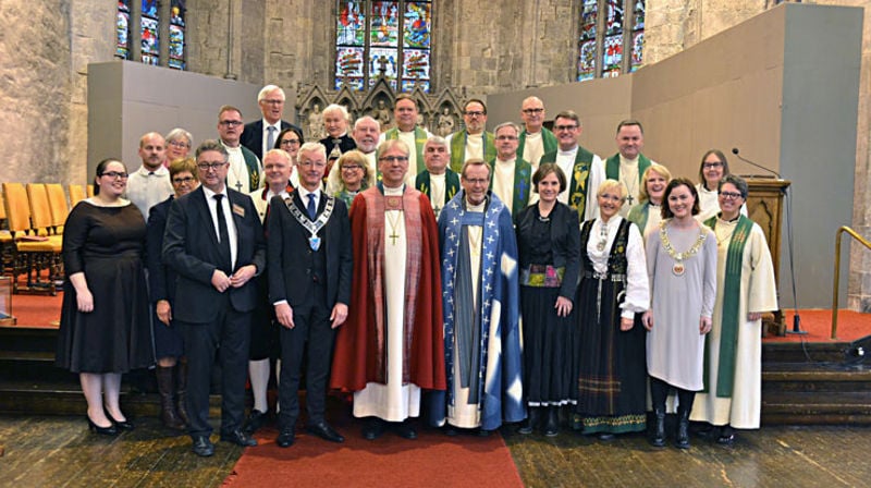 Biskop Halvor Nordhaug var omgitt av mykje varme og mange gode ord då han deltok på si siste gudsteneste som biskop i Bjørgvin. Her saman med dei mange deltakarane i gudstenesta, bl.a. preses Olav Fykse Tveit, barne- og familieminster Kjersti Toppe, stasforvaltar Liv Signe Navarsete, fylkesordførar Jon Askeland, ordførar i Bergen Linn Kristin Engø, bispedømerådet og alle prostane.