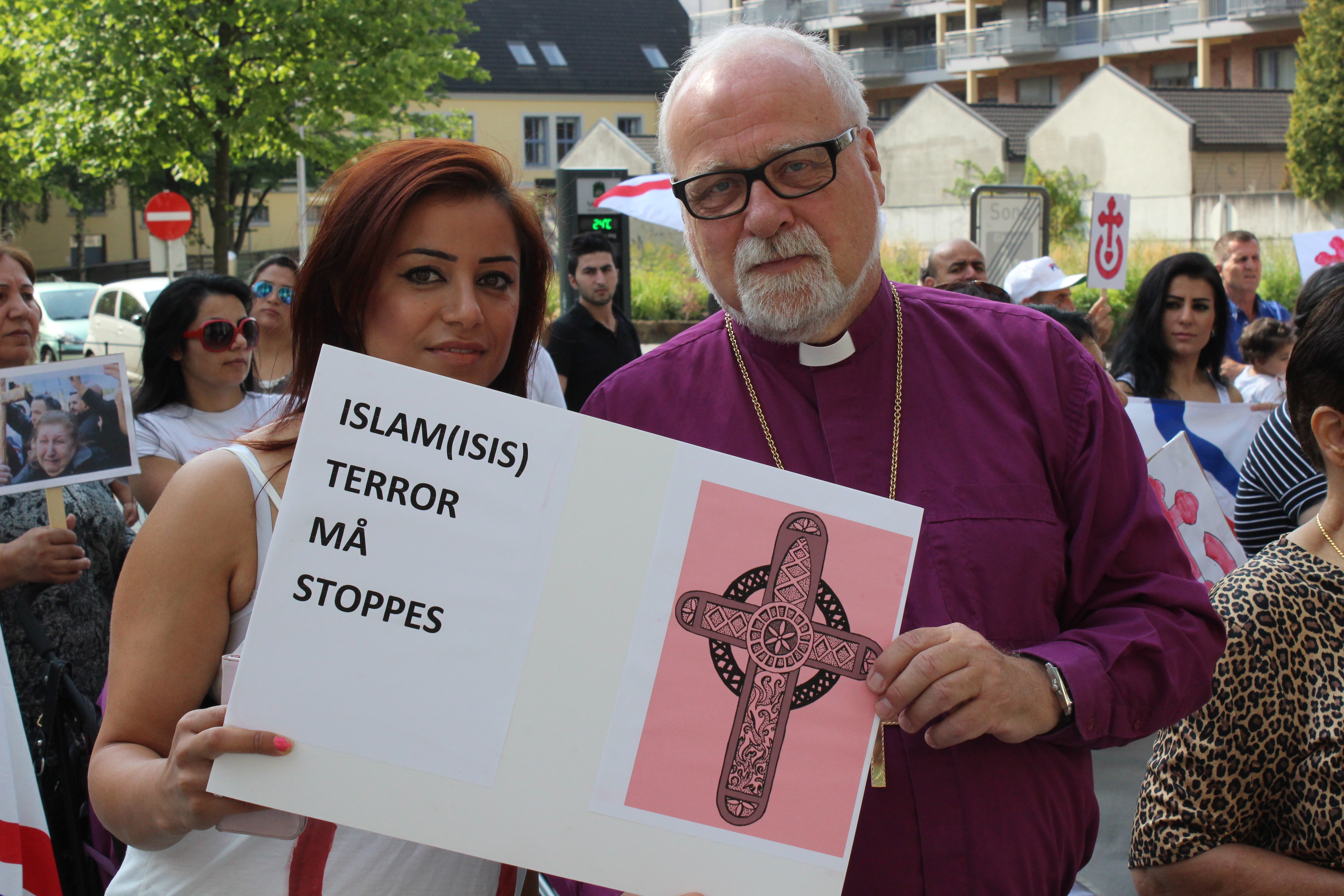Biskop Sommerfeldt under demonstrasjon sammen med assyrere i Fredrikstad mot IS i august 2014.