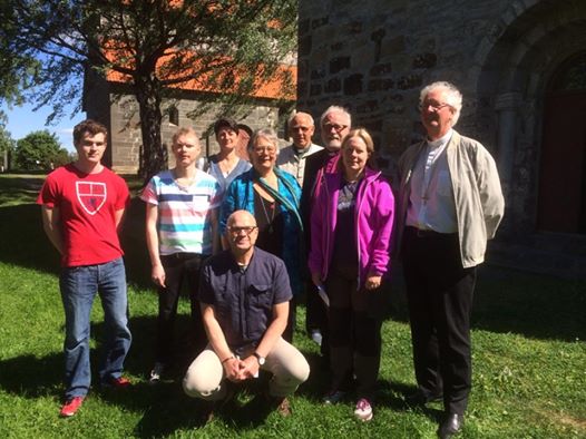 Noen av deltakerne på VTP utenfor søsterkirkene på Gran. Borg er representert ved biskop Atle Sommerfeldt og rådgiver Frank Oterholt.