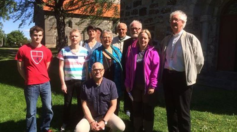 Noen av deltakerne på VTP utenfor søsterkirkene på Gran. Borg er representert ved biskop Atle Sommerfeldt og rådgiver Frank Oterholt.