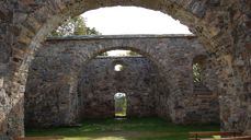 Nes kirkeruiner (Foto: Nes kommune)