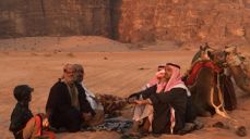Beduiner nyter soloppgangen i Wadi Rum i Jordan, sammen med pilegrimsgruppen fra Borg (Foto: Endre Fyllingsnes)