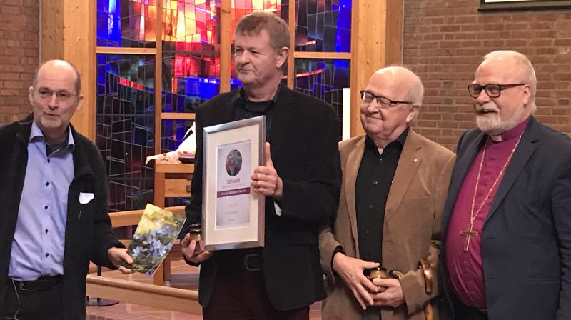 På bildet ser du Ragnar Bjørck leder av redaksjonsrådet i Hvaler menighetsblad i midten til venstre, helt til venstre Hans Erik Matre fra juryen, Dag Plau fra menighetsrådet på Hvaler og biskop Atle Sommerfeldt.