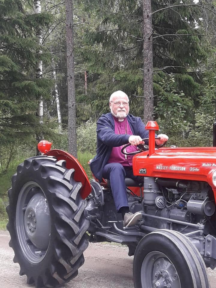 Biskopen fikk også kjøre traktor under Åpen gård i Trøgstad, som tradisjonen tro har landbruksgudstjeneste (Foto: Kirken i Trøgstad og Båstad