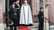Nåværende konge og biskop på kirketrappen i Fredrikstad domkirke (FOTO: Borg bispedømme)