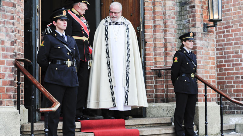 Nåværende konge og biskop på kirketrappen i Fredrikstad domkirke (FOTO: Borg bispedømme)