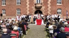 Også i år var det svært god oppslutningen om 2.pinsedagsgudstjenesten på Oscarsborg (Foto: Den norske kirke i Frogn og Drøbak)