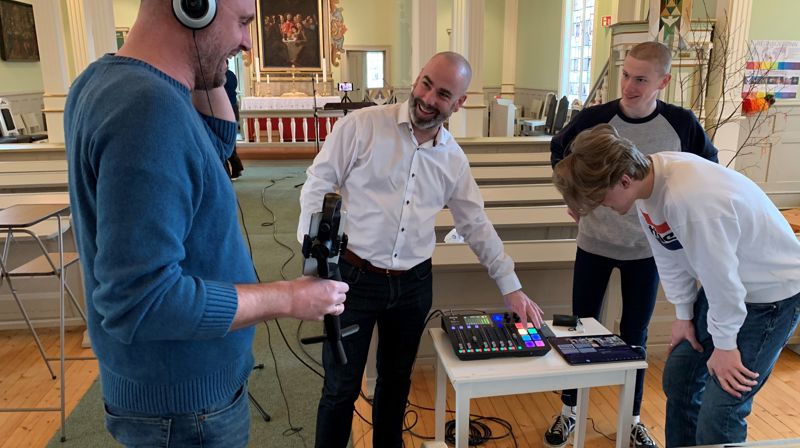 En glad kirkeverge Asbjørn Paulsen viser fram strømmeutstyr i Varteig kirke. 