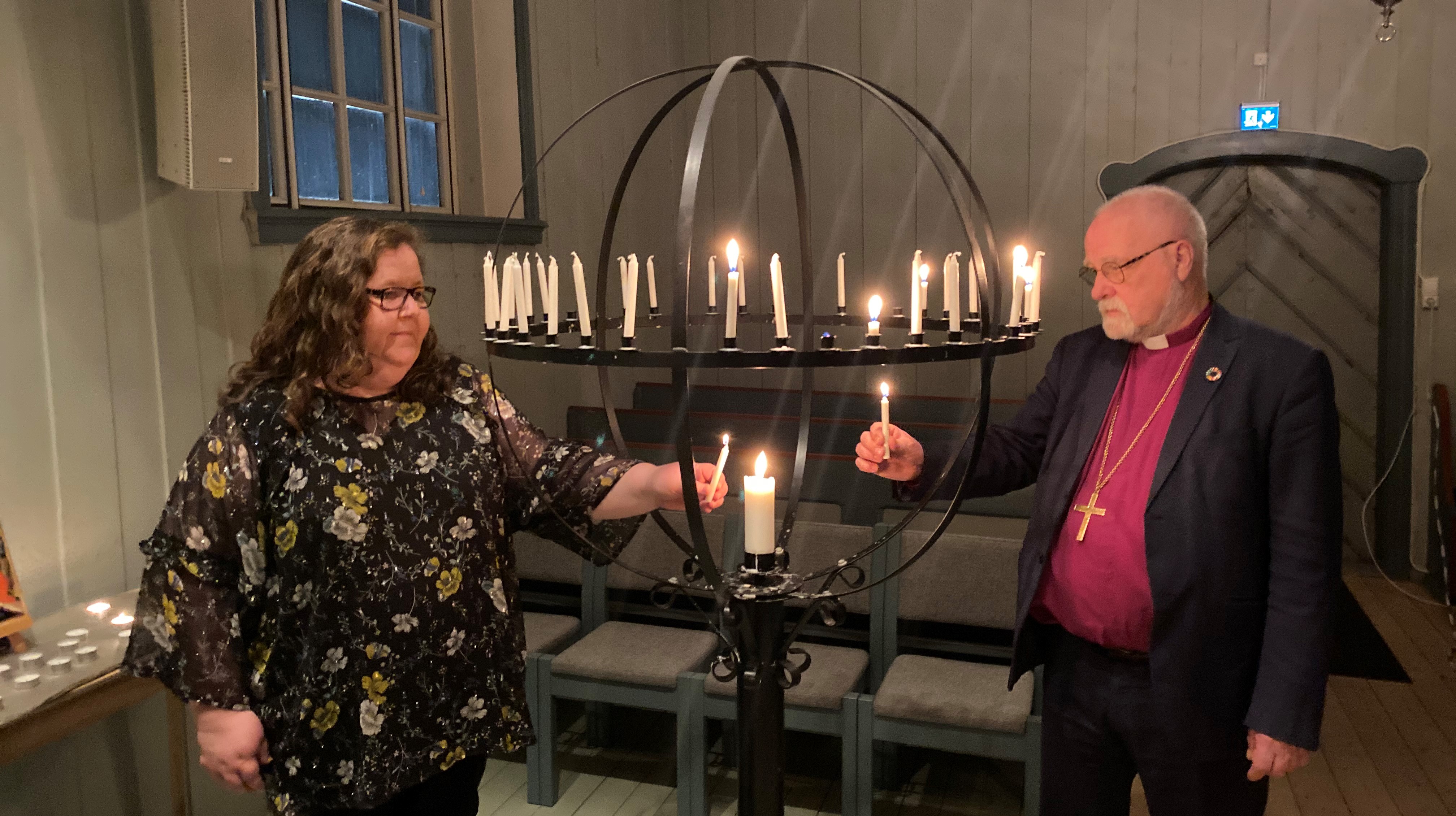 Kirkeverge Dagrun A. Ødegaard og biskop Atle Sommerfeldt i åpen kirke i Gjerdrum kirke nyttårsaften.