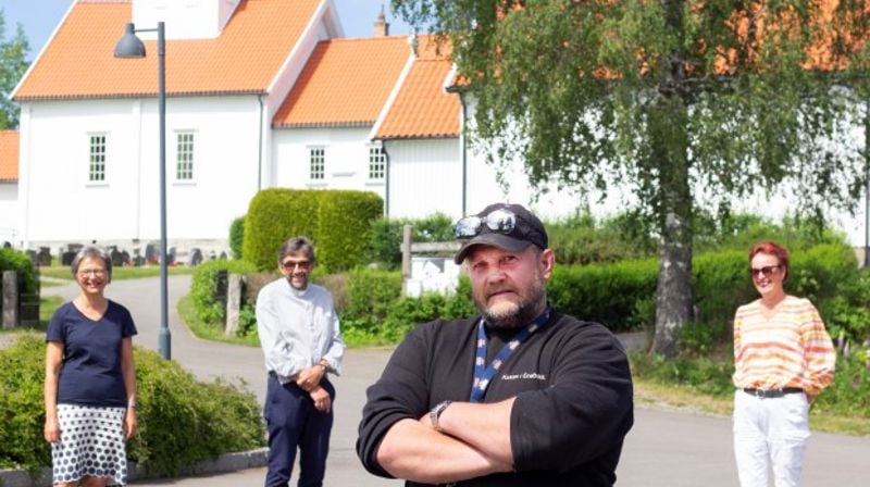 F.v.: Grethe Dihle (kirkeverge), Jostein Tegnèr (sokneprest), Richard Karlsen (kirkegårdsarbeider) og Bjørg Westerheim (pensjonist og frivillig leder for Enebakks diakonale ressursgruppe, stående foran Mari kirke. 