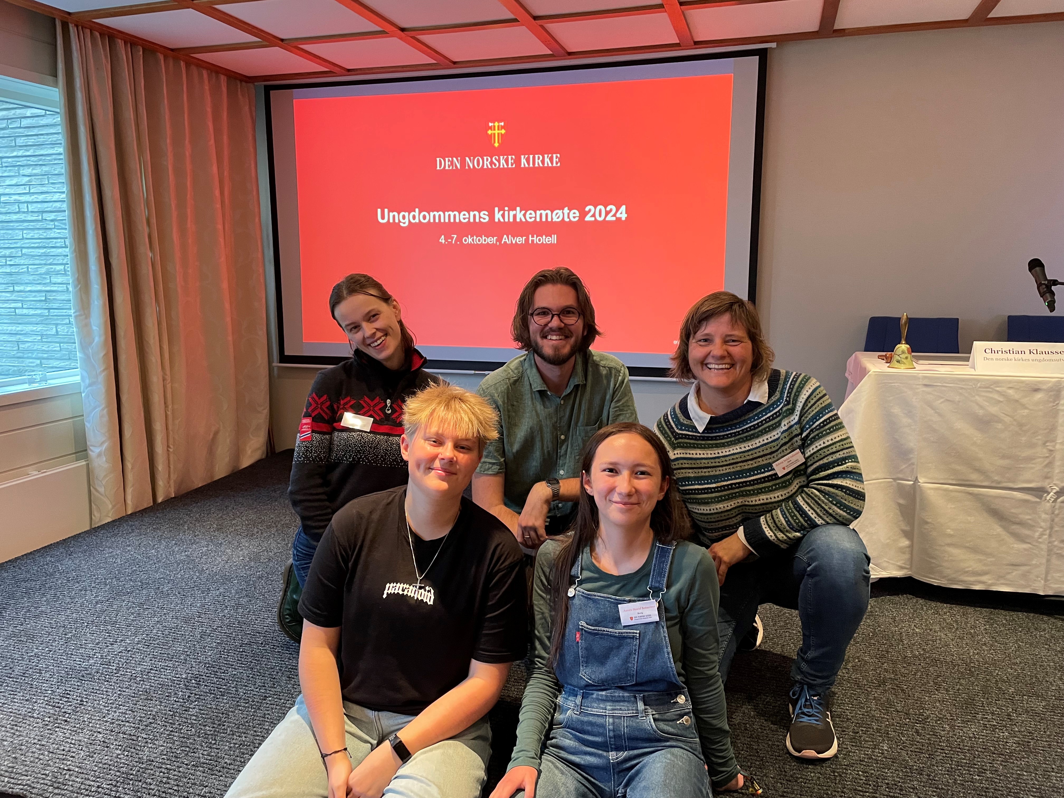 Foran fra venstre: Ethan Mateo Vatvedt og Aurora Strand Botnermyr fra Borg Ungdområd. Bak fra v.: Selma Holmquist fra Ung kirkesang (og Fredrikstad), Thomas Raadin Iversen, avtroppende leder i DnkU (og sokneprest i Varteig) og Åslaug Sødal Gabestad, rådgiver på bispedømmekontoret.