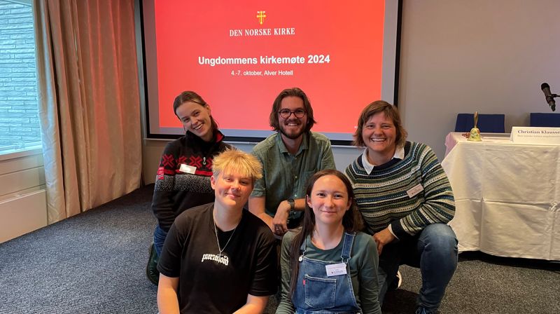 Foran fra venstre: Ethan Mateo Vatvedt og Aurora Strand Botnermyr fra Borg Ungdområd. Bak fra v.: Selma Holmquist fra Ung kirkesang (og Fredrikstad), Thomas Raadin Iversen, avtroppende leder i DnkU (og sokneprest i Varteig) og Åslaug Sødal Gabestad, rådgiver på bispedømmekontoret.