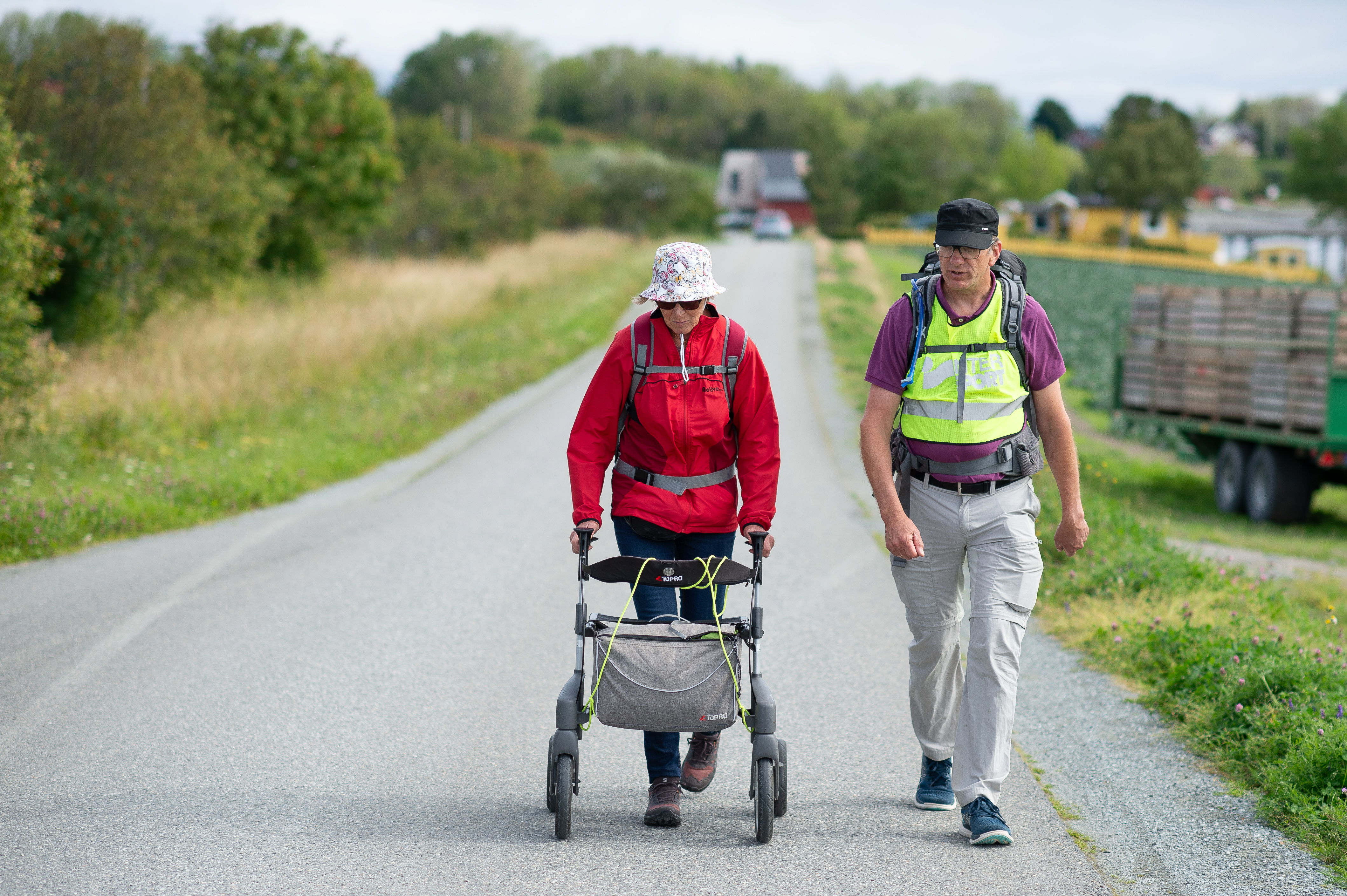 Prost Kjartan Bergslid på vandring sammen med pilegrimsvandrer i regi av Kristent arbeid blant bline (KABB), Foto: KABB