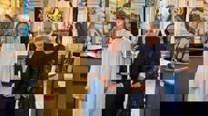 13 år gamle Herman med familien og prost Kjerstin etter dåpen. Foto: Drøbak og Frogn menighet