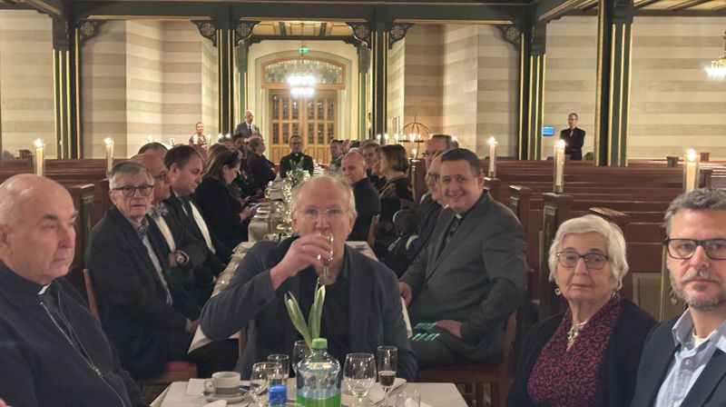 God stemning ved langbordet