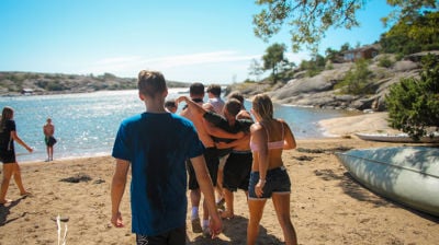 Nådeløs vannkrig: Kateket Øystein ble båret til sjøs på sommerleir i 2025. Foto: Annette Nordby