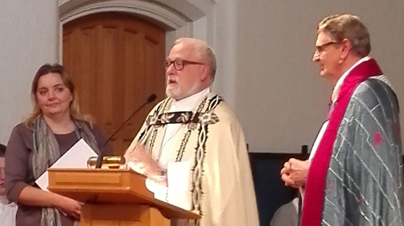 Göteborgs biskop Per Eckerdal (til venstre) skriver under vennskapsavtalen i Fredrikstad domkirke, sammen med biskop Atle Sommerfeldt og leder av Borg bispedømmeråd, Karin Elin Berg. Foto: Erling Omvik