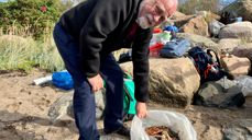 Biskopen var med på strandrygging på Skjæløy i Onsøy under visitasen (FOTO: Endre Fyllingsnes/Borg bispedømmeråd)