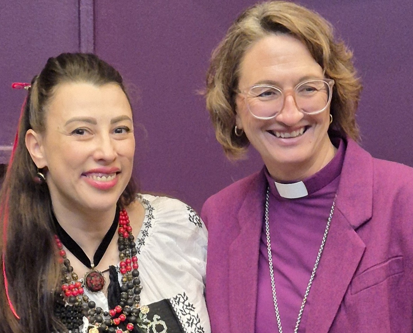 Biskop og en av sangerne fra det ukrainske koret Kvitka som opptrådte under visitasen