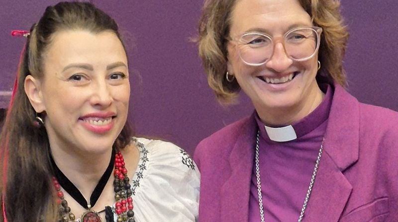 Biskop og en av sangerne fra det ukrainske koret Kvitka som opptrådte under visitasen