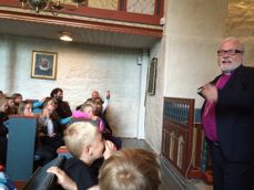 4.klasse møter biskopen i Hobøl kirke