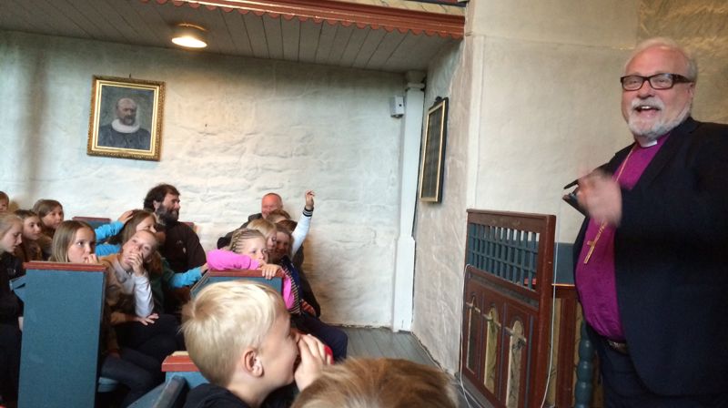 4.klasse møter biskopen i Hobøl kirke