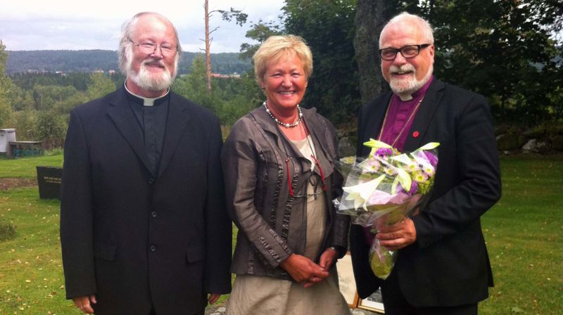 Biskopen sammen med sokneprest Rolf Ertkjern Lende og leder i Trømborg menighetsråd, Unni Bjerkenes.