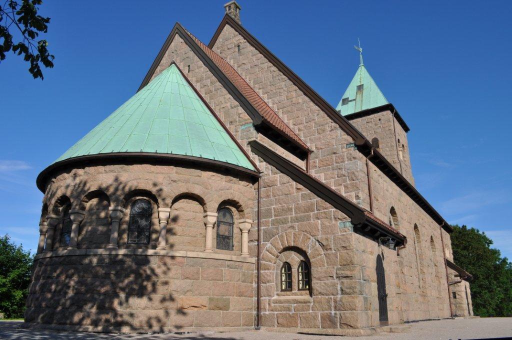 Kråkerøy kirke ble oppført i 1922 med granittblokker fra øya. Den har 325 sitteplasser og ligger vakkert til på Kråkerøy (FOTO: Fredrikstad kirkelige fellesråd)