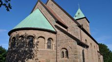 Kråkerøy kirke ble oppført i 1922 med granittblokker fra øya. Den har 325 sitteplasser og ligger vakkert til på Kråkerøy (FOTO: Fredrikstad kirkelige fellesråd)