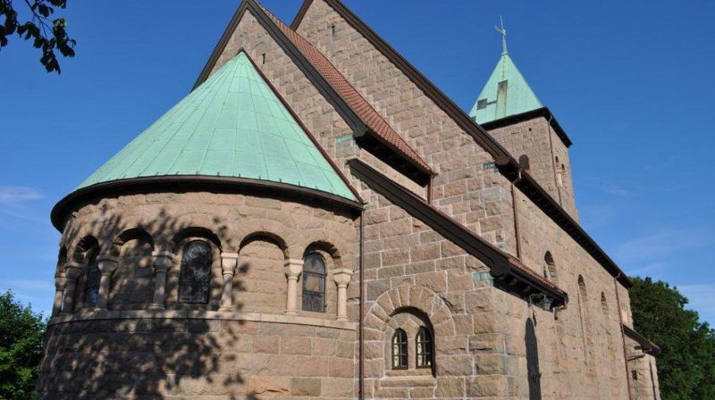 Kråkerøy kirke ble oppført i 1922 med granittblokker fra øya. Den har 325 sitteplasser og ligger vakkert til på Kråkerøy (FOTO: Fredrikstad kirkelige fellesråd)