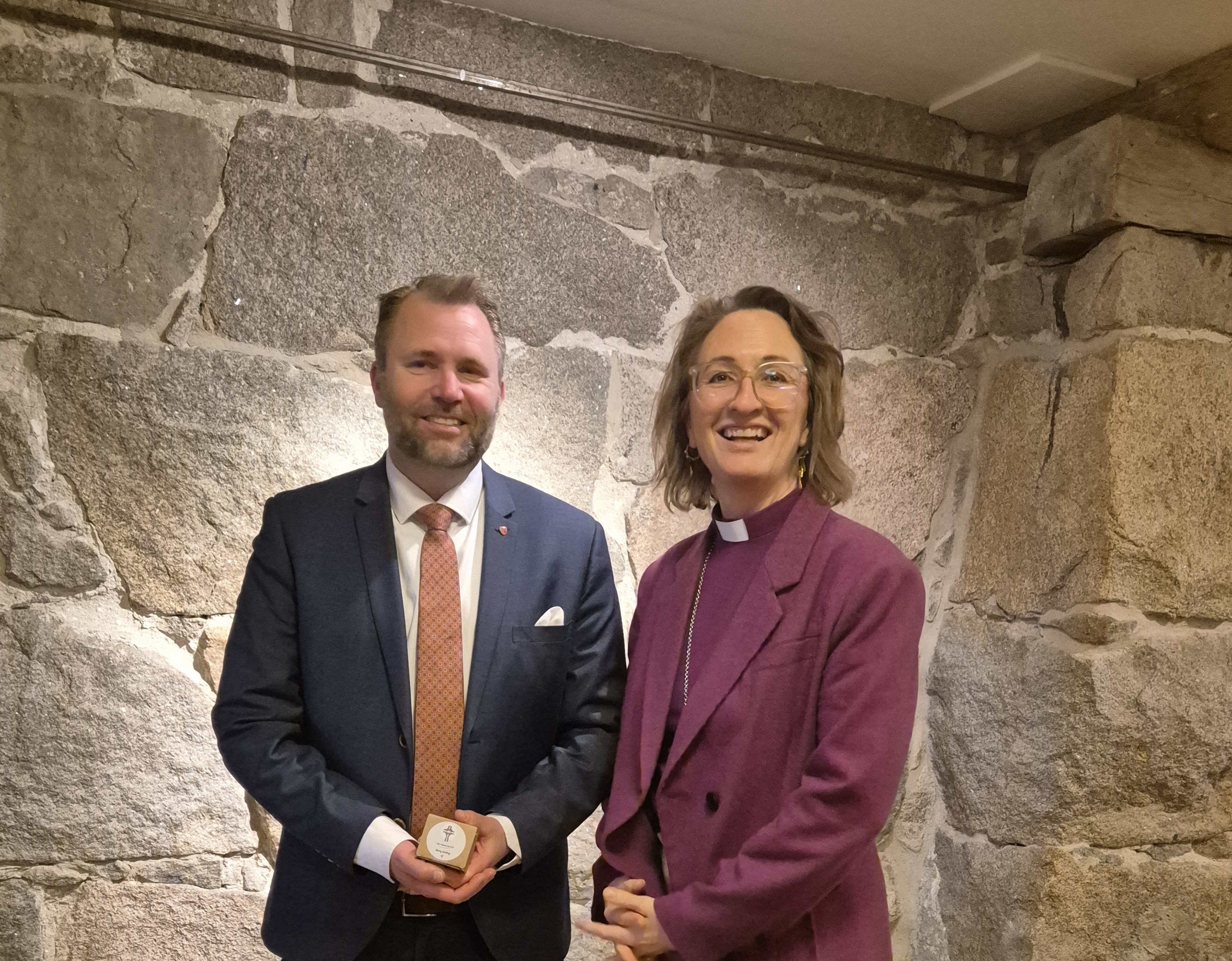 Ordfører Arne Sekkelsten og biskop under møtet med kommuneledelsen