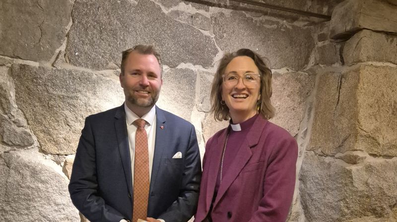 Ordfører Arne Sekkelsten og biskop under møtet med kommuneledelsen