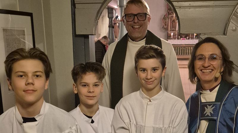 Biskop, sokneprest Jakob Furuset, og tre konfirmanter som bidro under åpningsgudstjenesten