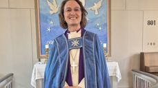 Biskop Kari i Os kirke etter åpningsgudstjenesten tirsdag